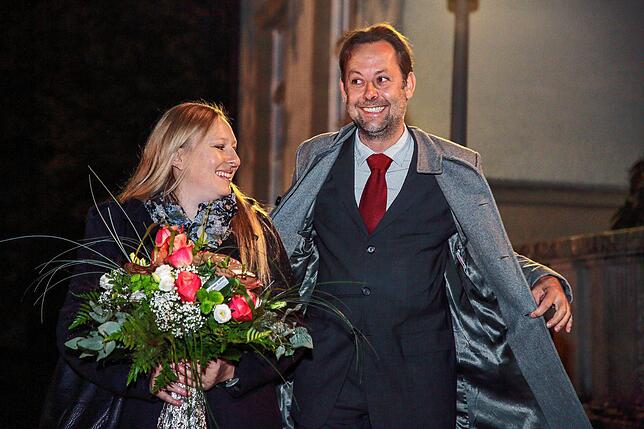 Mit Anzug, aber nicht frisch rasiert: Michael Klinger freut sich mit seiner Partnerin Kyra von Lienen über die Wiederwahl zum ...