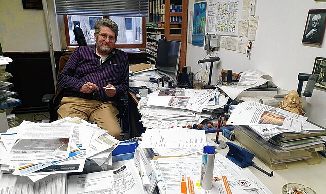Andreas Maucher, der Geschäftsführer der &bdquo;Neue Arbeit GmbH&ldquo; in seinem Büro.