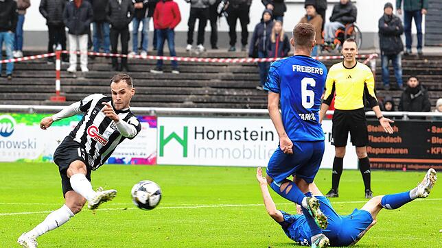 Der FC 08 Villingen (Christian Derflinger beim Schuss) unterliegt Freiberg trotz Überzahl mit 2:4.