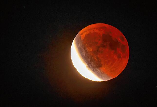 Schwerin: Nach einer totalen Mondfinsternis wird der Himmelskörper kurz nach seinem Aufgang am Abendhimmel als sogenannter ·Blutmond· ...