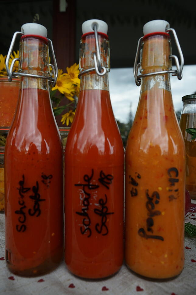 Tomatensoßen, auch in scharf, hat Landfrau Julia Jäger aus ihren Tomaten aus dem Garten gemacht.
