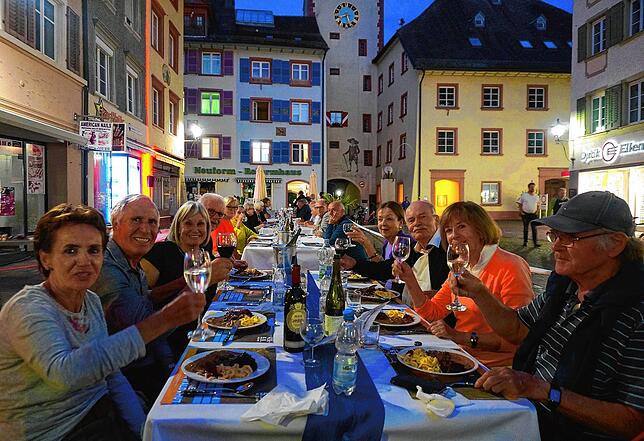 Stilvoll dinieren: Diese Gäste der Metzgerei Mülhaupt stoßen vor dem Unteren Tor auf einen gelungenen Abend an, bevor sie sich dem ...