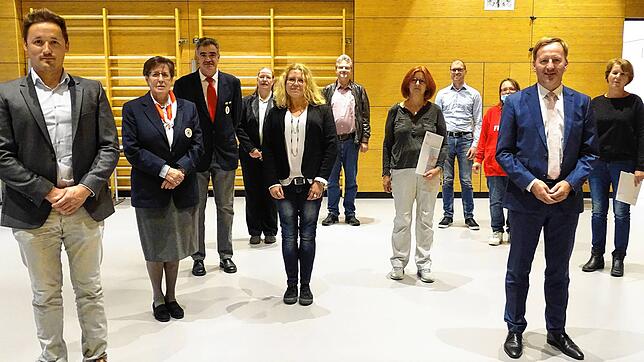 Sie wurden für 25- und 50-mal Blutspenden geehrt und bekamen eine Ehrennadel und einen Einkaufsgutschein für Waldshut oder Tiengen im ...