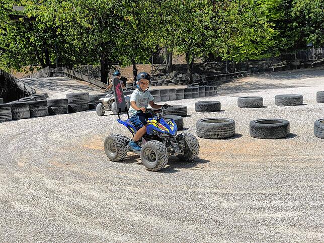 Sehr beliebt bei Kindern sind die Fahrgeschäfte, wie die Mini-Quads im Bild. Eine Fahrt kostet drei Wertmarken, im Wert von drei Euro.