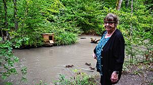 Die 91-jährige Ruth Hormig am Gumpen im Grenzacher Wald, wo sie ein neues Entenhäuschen aufgestellt hat. Bild: Heinz Vollmar