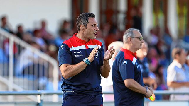 Aurelio Baratta, Trainer der zweiten Mannschaft des 1. FC Rielasingen-Arlen, feuert seine Spieler beim 2:2-Unentschieden gegen Türk. SV ...