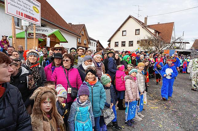 Bild 10: Narren aus Nah und Fern kommen nach Dittishausen