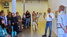 Bei einem Künstlergespräch gehen der Fotokünstler Marcus Schwier und Museumsleiter Christoph Bauer (von links) auf einige der 200 Bilder ...