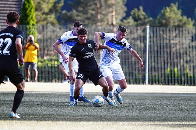 Bild 36: Der FV Tennenbronn gewinnt gegen den FC Öhningen-Gaienhofen. Wir haben die besten Bilder!