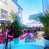 Endlich mal kein Regen: ein Wohnzimmerkonzert in seiner Live-Variante im Beach-Club mit Sebastian Schnitzer und Tommy Sausen.