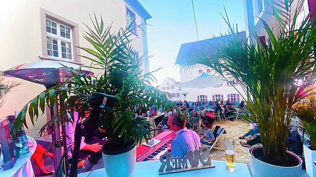 Endlich mal kein Regen: ein Wohnzimmerkonzert in seiner Live-Variante im Beach-Club mit Sebastian Schnitzer und Tommy Sausen.
