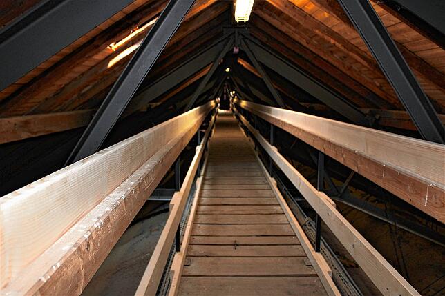 Dieser Holzsteg oberhalb der Tonnen, die im Inneren der Kirche als große Auswölbungen in der Decke zu sehen sind, schafft weitere ...