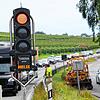 Die Zeichen stehen auf Rot: Baustelle und Stau auf der B 31 vor Hagnau.