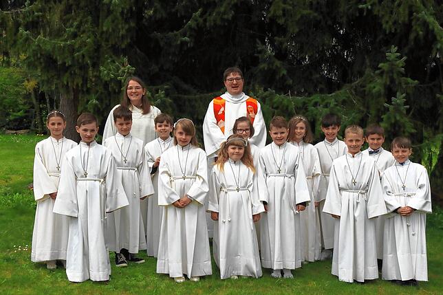 Am vergangenen Sonntag feierten in der Heilig-Geist-Kirche in Mönchweiler 13 Kinder ihre Erstkommunion. Musikalisch begleitet wurde der ...