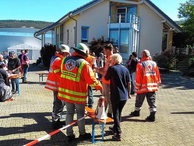 Die Passagiere des Zugs werden in Gutmadingen registriert.
