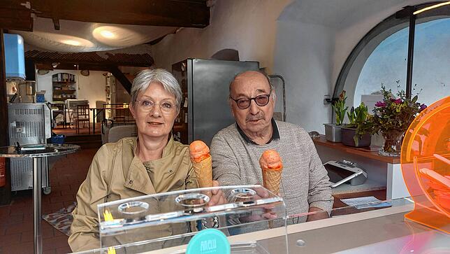 Bitte schön! Anne und Luigi Pesaro reichen zwei Eistüten durch das Fenster. Im Hintergrund die Produktionsstätte.