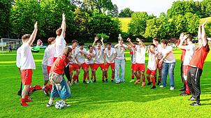 Hier feiert die A-Jugend der SG Markelfingen nach dem Sieg gegen die SG Dettingen-Dingelsdorf.