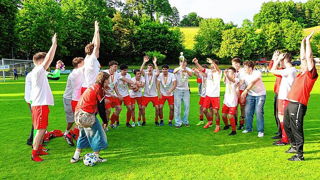 Hier feiert die A-Jugend der SG Markelfingen nach dem Sieg gegen die SG Dettingen-Dingelsdorf.