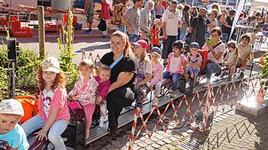 Die Fahrt auf der Miniatur-Eisenbahn gehört für viele Besucher des Furtwanger Stadtfestes einfach dazu. Daneben warten Gaukler, viel ...