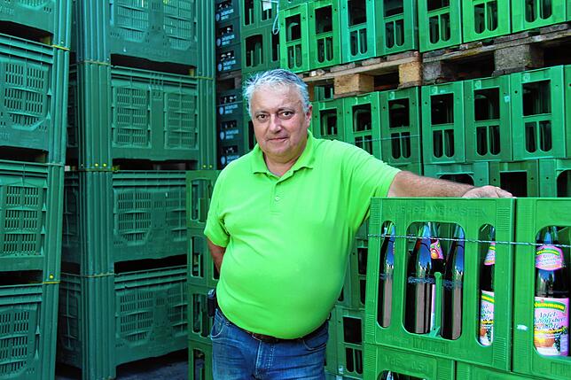 Michael Weinmann hat eine Saftproduktion in Steißlingen. Er verarbeitet in seiner Kelterei ausschließlich regionales Streuobst.