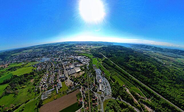 Im Vordergrund ist der Rißtorf-Kreisel