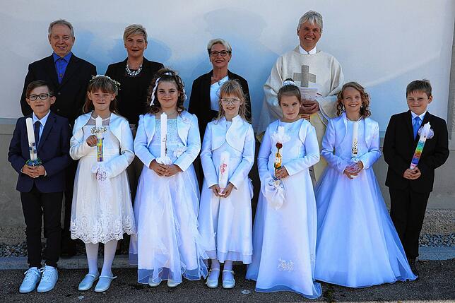Am 4. Oktober feierten ebenfalls in der Herz-Jesu Kirche in Stockach-Zizenhausen Lara Mika, Josie-Lynn Roth, Alicia Blattert, Julian ...