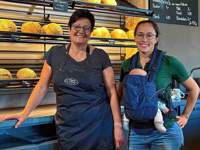 Ulrike Münch (links) steht mit ihrer Chefin Nadja Friedrich stehen im Hofladen des Breghofs in Bruggen vor dem Brotregal. Auch das ...