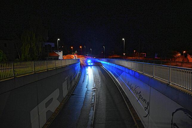 Mit Blaulicht fährt die Polizei vorneweg.
