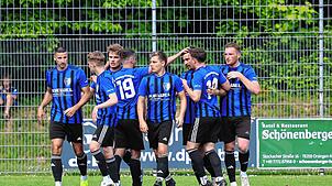 Torjubel beim SV Orsingen-Nenzingen zum Ausgleich gegen den SC Markdorf durch Lennart Feldt.
