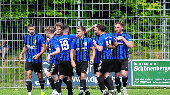 Torjubel beim SV Orsingen-Nenzingen zum Ausgleich gegen den SC Markdorf durch Lennart Feldt.