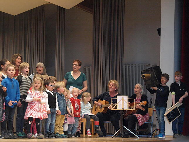 Auch die Kindergartenkinder und die Schüler der Grundschule dankten Kaiser für dessen Einsatz.