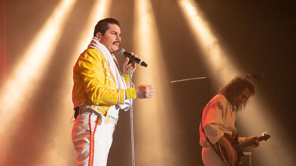Bild : Ein Tag hinter den Kulissen des Bodenseeforums: Wie Techniker den Saal für Freddy Mercury fit machen