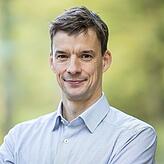 Thomas Binder, 51, stammt aus Stuttgart. Er lebt seit 30 Jahren in Freiburg, wo er seit Abschluss seines Jurastudiums als Jurist und ...