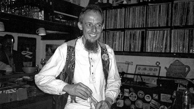 Klaus Reymann, Gründer des Café &bdquo;Verkehrt&ldquo;, vor seiner umfangreichen Schallplattensammlung.