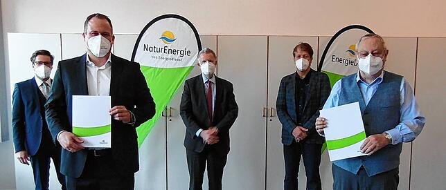 Martin Böhm (Verein Altenheim Donaueschingen), Jörg Reichert (Energiedienst), die Heimleiter Dieter Münzer und Markus Bonserio ...