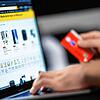 Mit der Bankkarte schnell im Internet einkaufen – Onlineshopping ist praktisch, zieht aber leider auch Betrügerinnen und Betrüger ...