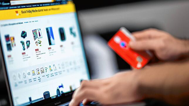 Mit der Bankkarte schnell im Internet einkaufen – Onlineshopping ist praktisch, zieht aber leider auch Betrügerinnen und Betrüger ...