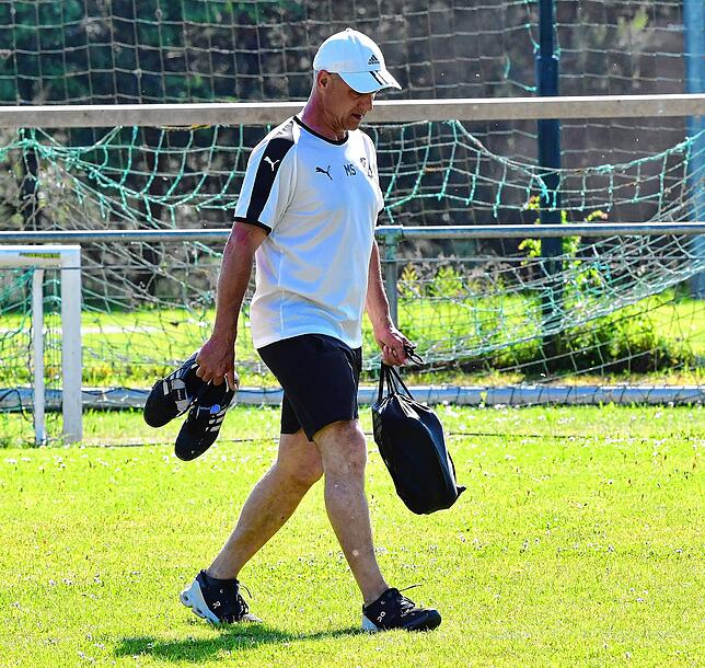 Gewappnet: Wäre auch noch Torwart Lukas Graß ausgefallen, hätte sich Trainer Michael Schwald in der Partie bei SV Buch selbst zwischen ...