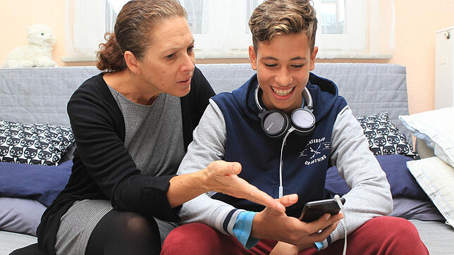Die Konstanzerin Sybille Perez Rodriguez mit ihrem dreizehnjährigen Sohn Luisin. Wichtig ist eine Diskussion auf Augenhöhe über die ...