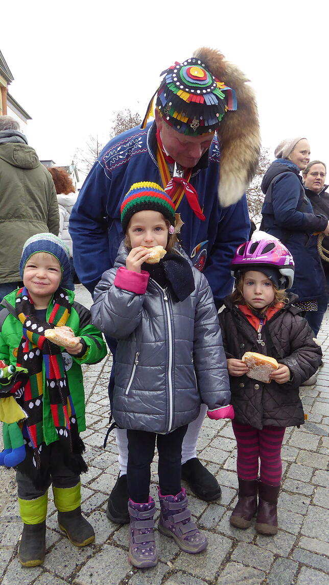 Das Bild zeigt Narrenvater Thomas Pross mit den Kindern (von links): Anton, Maxima und Valerina.Fünfte Küchlinfahrt der Narrenzunft ...