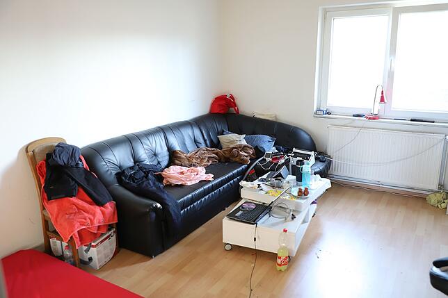 Das Wohnzimmer von Sami Ferjani. Auch hier hat er einen Anschluss für den Schlauch, der ihn mit Sauerstoff versorgt.