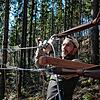 Thomas Schwinlin auf Kontrollgang durch den Kletterwald. Sicherheit ist oberstes Gebot.