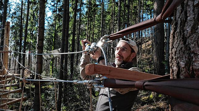 Thomas Schwinlin auf Kontrollgang durch den Kletterwald. Sicherheit ist oberstes Gebot.