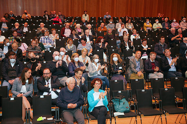 Mehr als 120 Besucher verfolgten die Bürgerinformationsveranstaltung in der Singener Stadthalle, 70 weitere hatten sich online dazu ...