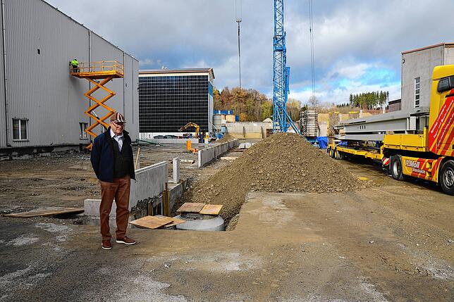 Hans Steidle vor der Baustelle für die Erweiterung des Garagenwerks, das im Sommer 2024 in Betrieb gehen soll. Im Hintergrund die ...