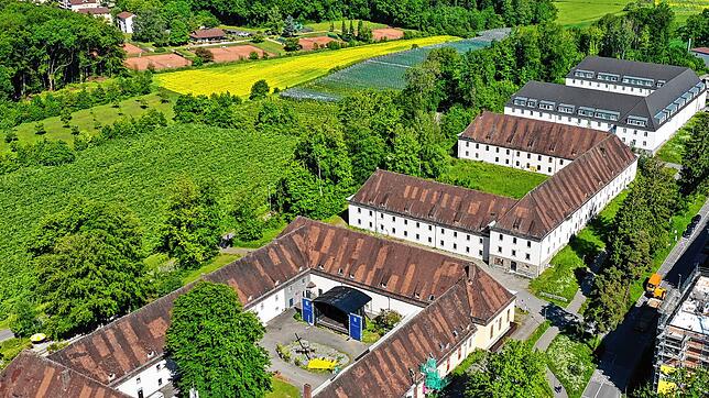 Zieht die Albert-Merglen-Schule in ein ehemaliges Kasernengebäude (Mitte) im Fallenbrunnen um? Die Stadt hat die Möglichkeiten in einer ...