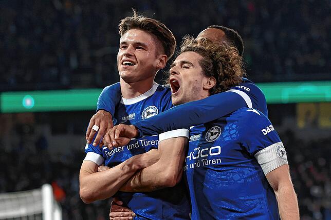 Bielefelds Maximilian Großer (l) jubelt mit Bielefelds Maël Corboz (r) über seinen Treffer zum 2:1 im DFB-Halbfinale.