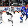Philip Feist (am Puck) gehörte bei den Wild Wings in der DEL-Saison 2024/25 zu den positiven Überraschungen. Er hat sich für die ...