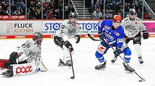 Philip Feist (am Puck) gehörte bei den Wild Wings in der DEL-Saison 2024/25 zu den positiven Überraschungen. Er hat sich für die ...