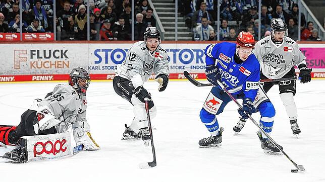 Philip Feist (am Puck) gehörte bei den Wild Wings in der DEL-Saison 2024/25 zu den positiven Überraschungen. Er hat sich für die ...